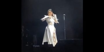 Cântăreața turcă Melek Mosso și-a tăiat părul în timpul unui concert, în semn de susținere față de femeile din Iran