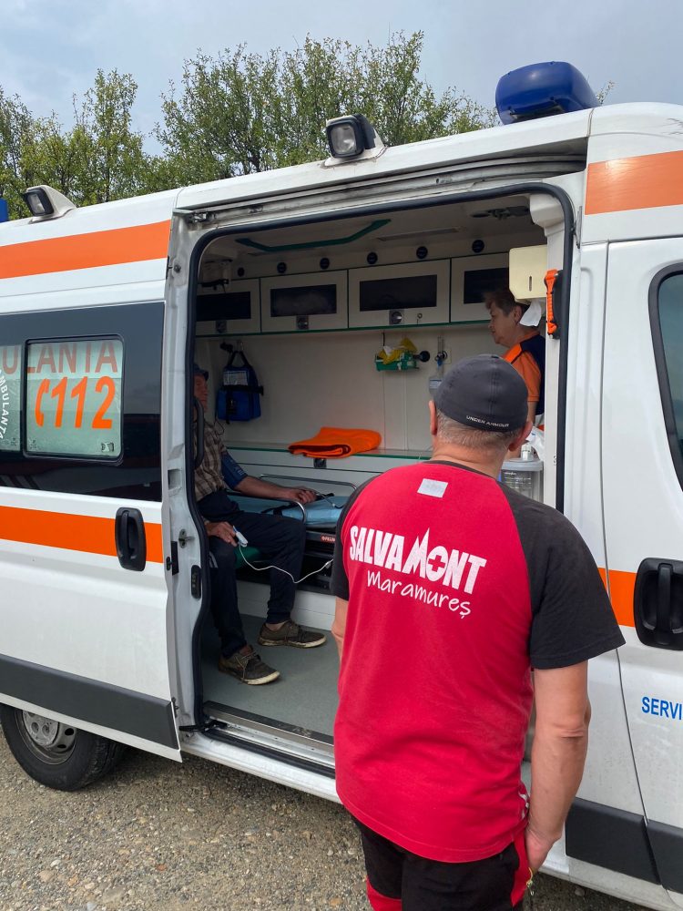 Salvamontiștii din Maramureș au salvat un bărbat de 64 de ani care a plecat la cules de ciuperci și a căzut într-o râpă