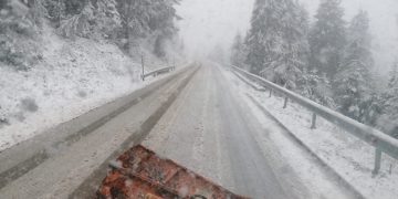 Drumarii au intervenit cu 4 utilaje de deszăpezire după ce a nins abundent în Pasul Prislop