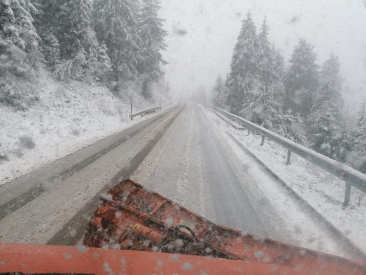 Drumarii au intervenit cu 4 utilaje de deszăpezire după ce a nins abundent în Pasul Prislop