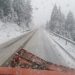 Drumarii au intervenit cu 4 utilaje de deszăpezire după ce a nins abundent în Pasul Prislop