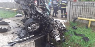 Accident teribil la Câţcău. Maşină făcută praf, tânăr scăpat ca prin minune