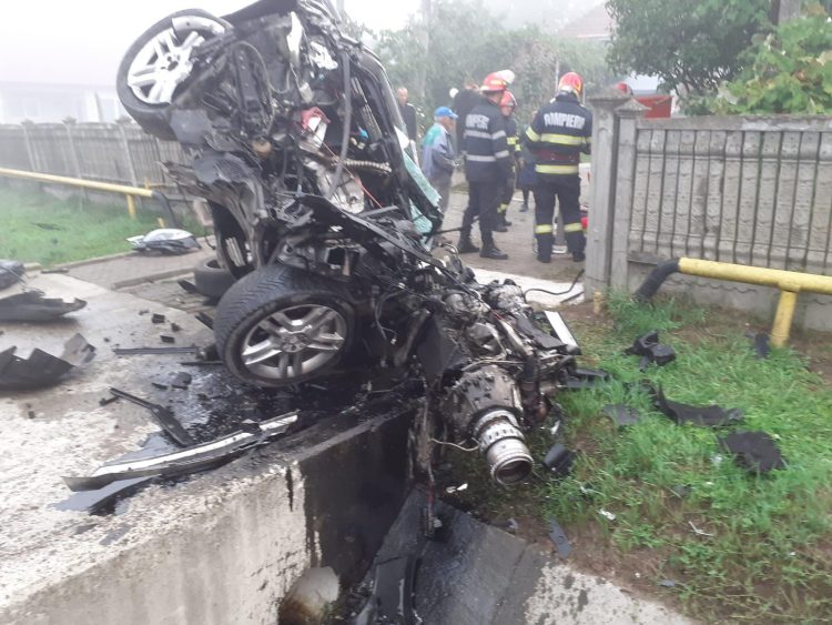 Accident teribil la Câţcău. Maşină făcută praf, tânăr scăpat ca prin minune