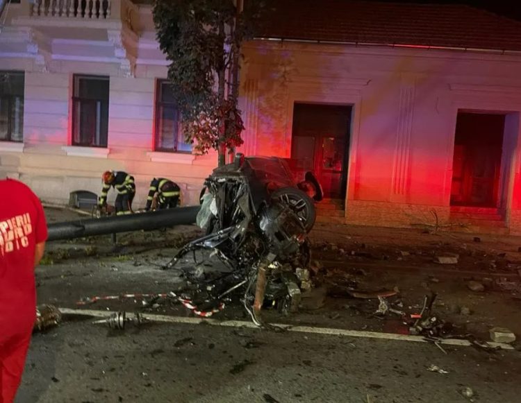 Accident mortal în această dimineață. Victima este un tânăr de 25 de ani: Mașina arată ca o conservă turtită