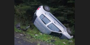 Accident deosebit de grav la Groși. Un autoturism a ajuns cu roțile în sus