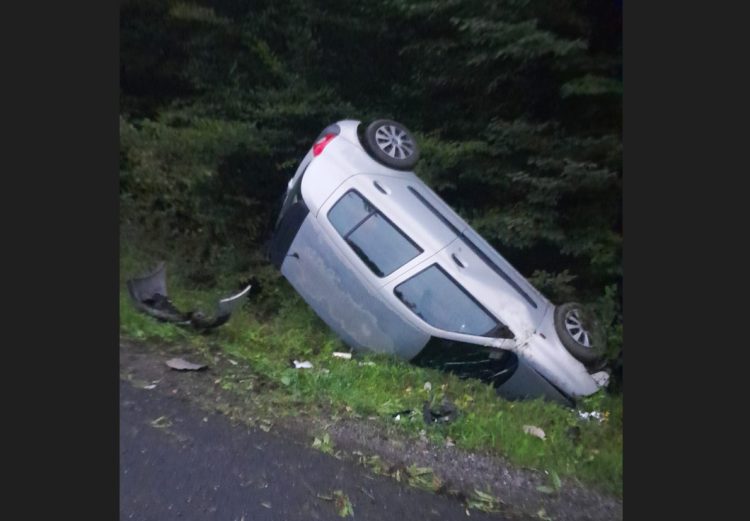 Accident deosebit de grav la Groși. Un autoturism a ajuns cu roțile în sus