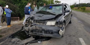 Accident pe DN 1C. Impact între două mașini. Mai multe persoane au ajuns în spital