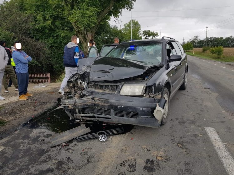 Accident pe DN 1C. Impact între două mașini. Mai multe persoane au ajuns în spital