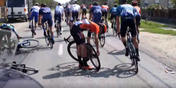 Ruşine pentru sătmăreni! Biciclişti accidentaţi după ce au căzut din cauza gropilor