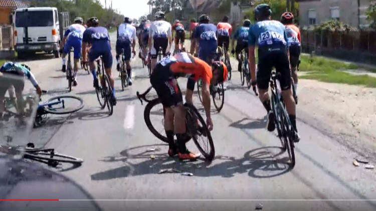 Ruşine pentru sătmăreni! Biciclişti accidentaţi după ce au căzut din cauza gropilor