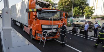 Pasajul Unirii, închis la doar câteva zile după reabilitare. Un TIR a rupt limitatorul de înălțime