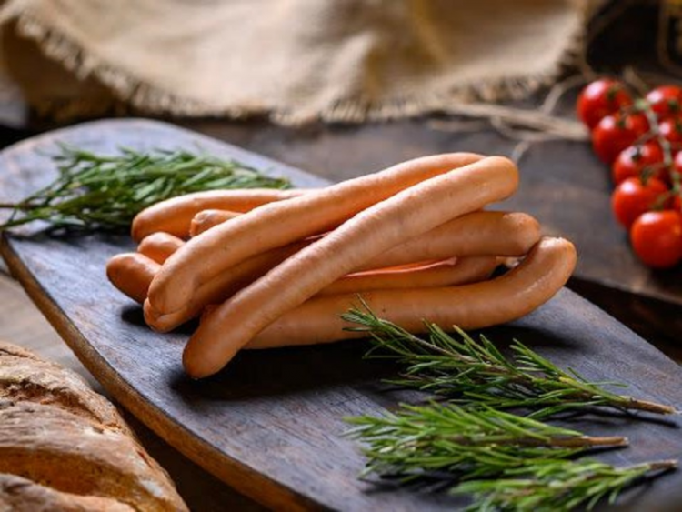 Alertă alimentară! Mai multe sortimente de crenvurşti retrase de la vânzare din magazinele din România