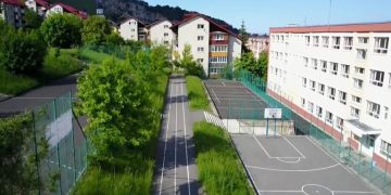 Curtea școlii rămâne deschisă și după terminarea orelor de curs