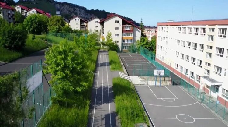 Curtea școlii rămâne deschisă și după terminarea orelor de curs