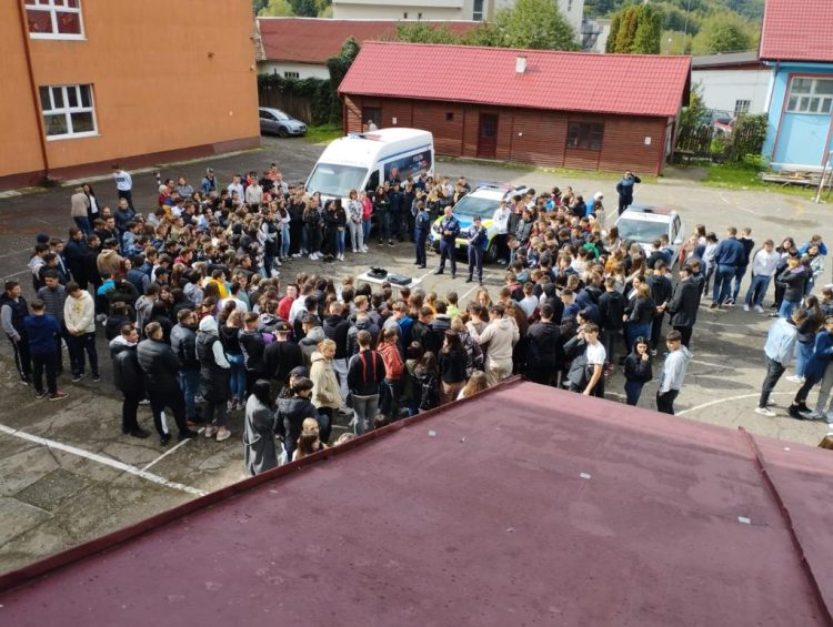 Polițiștii Serviciului Rutier Maramureș și Biroul Siguranța Școlară în mijlocul elevilor din Vișeu de Sus și Vișeu de Jos