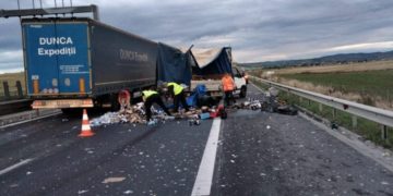 Două microbuze s-au ciocnit după ce unul dintre șoferi a adormit la volan