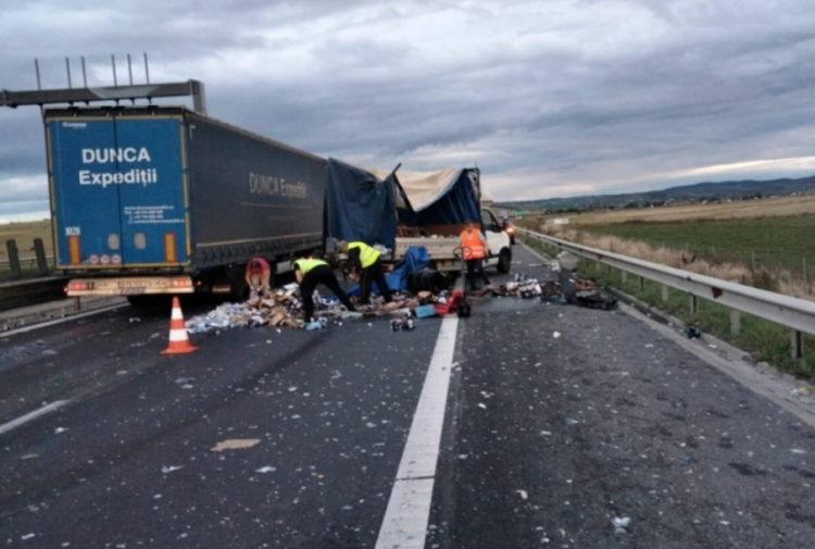 Două microbuze s-au ciocnit după ce unul dintre șoferi a adormit la volan