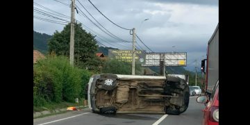 Autoutilitară răsturnată sub Dura. Trafic blocat