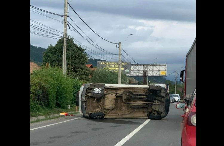 Autoutilitară răsturnată sub Dura. Trafic blocat