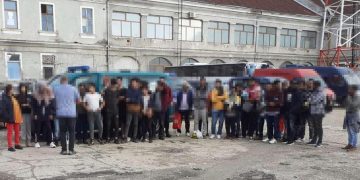 40 de migranţi găsiţi de poliţiştii de frontieră, ascunşi în două microbuze conduse de călăuzele lor, la graniţa cu Ungaria
