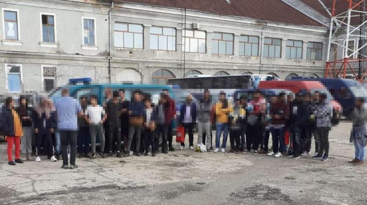 40 de migranţi găsiţi de poliţiştii de frontieră, ascunşi în două microbuze conduse de călăuzele lor, la graniţa cu Ungaria