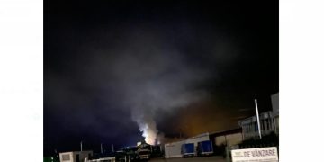 Incendiu în Baia Mare: Intervin 4 echipaje pentru stingerea unei hale. GALERIE FOTO