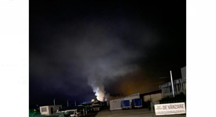 Incendiu în Baia Mare: Intervin 4 echipaje pentru stingerea unei hale. GALERIE FOTO