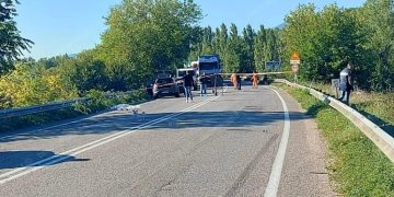 O româncă de 23 de ani a fost găsită fără suflare pe marginea drumului în Italia