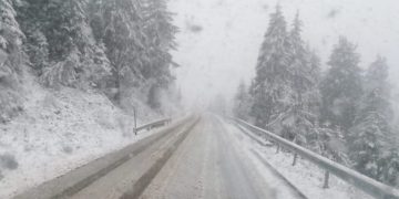 Zăpadă în Pasul Prislop, angajații secției de drumuri naționale acționează cu utilaje de deszăpezire