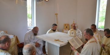 PS Vasile Bizău a sfințit noua masă de altar a bisericii din Preluca Veche