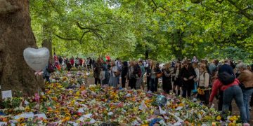 Omagiu pentru Regina Elisabeta a II-a. Munți de flori, scrisori, jucării şi sendvişuri cu marmeladă în Green Park, lângă Palatul Buckingham