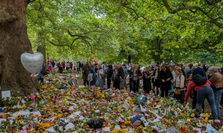 Omagiu pentru Regina Elisabeta a II-a. Munți de flori, scrisori, jucării şi sendvişuri cu marmeladă în Green Park, lângă Palatul Buckingham