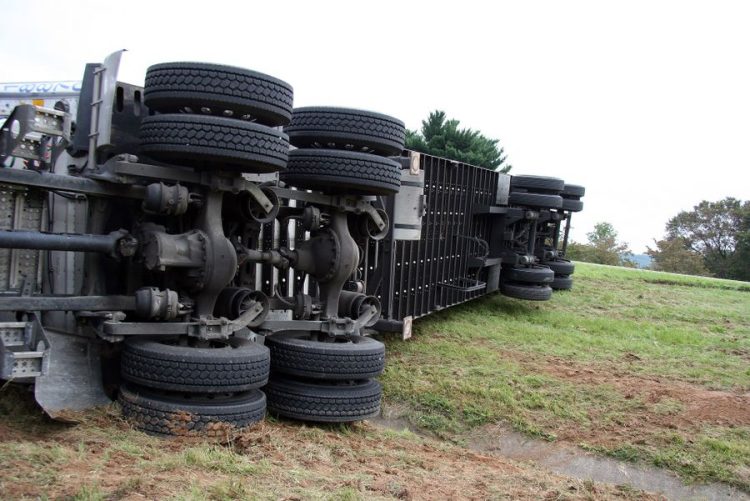 Accident mortal: Șoferul unui TIR a pierdut controlul volanului și a intrat pe contrasens