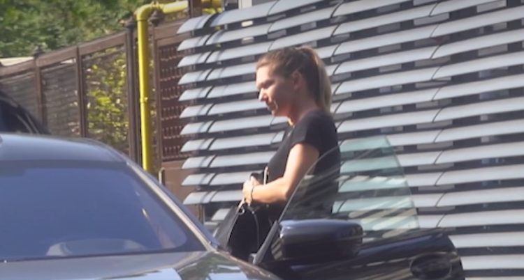Primele imagini cu Simona Halep, după ce s-a confirmat divorţ. Tenismena, vizibil afectată, a început să-și care bagajele în vila din Primăverii