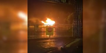 Stadionul din Slobozia a luat foc după ce a fost lovit de trăsnet. A ars tribuna oficială