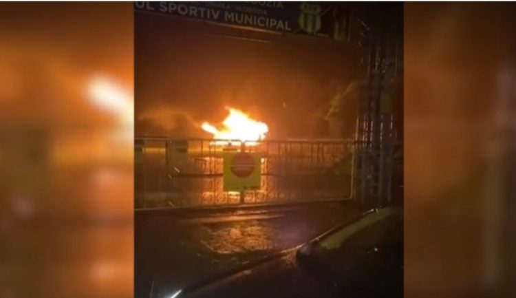 Stadionul din Slobozia a luat foc după ce a fost lovit de trăsnet. A ars tribuna oficială