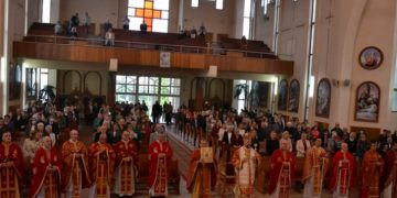 PS Vasile Bizău, la hramul Parohiei „Sfânta Cruce” din Baia Mare: „Sărbătoarea de azi ne ține mereu împreună pe drumul crucii, care înseamnă iubire gratuită”