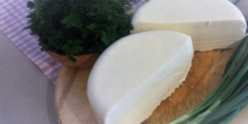 Vom da şi 100 de lei pe un kg de caşcaval, spun fermierii