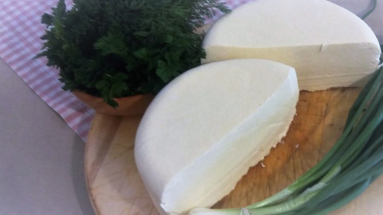 Vom da şi 100 de lei pe un kg de caşcaval, spun fermierii