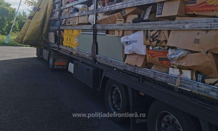 Nicio zi fără deşeuri la Petea. Peste 24 tone de produse second-hand, oprite la intrarea în ţară
