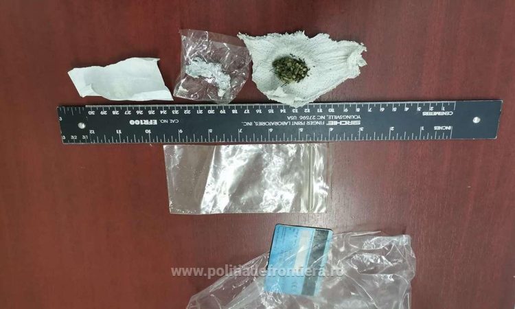 Tineri descoperiți cu droguri în maşină, de poliţiştii de frontieră, în miez de noapte, la Ruscova