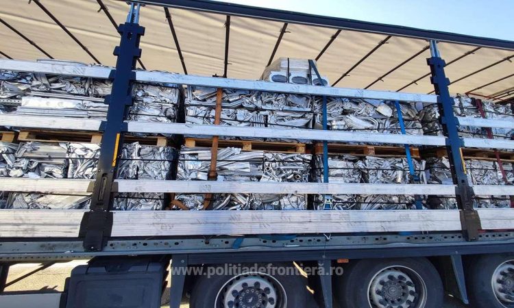 Peste 48 de tone de deşeuri de aluminiu, în două mijloace de transport, oprite de poliţiştii de frontieră