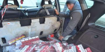 Țigări de contrabandă, de 16.000 lei, ascunse în podeaua unui autoturism