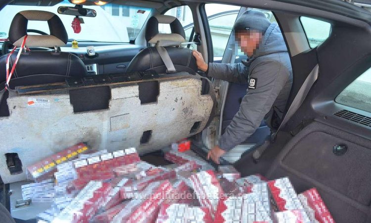 Țigări de contrabandă, de 16.000 lei, ascunse în podeaua unui autoturism