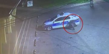 Hoţ cu tupeu – A furat capacele de la roțile unei maşini de poliţie