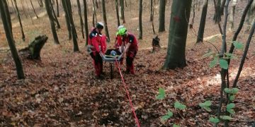 Intervenţie a salvamontiştilor în zona Mina Herja, pentru recuperarea unei femei accidentate în timp ce se afla la cules de ciuperci