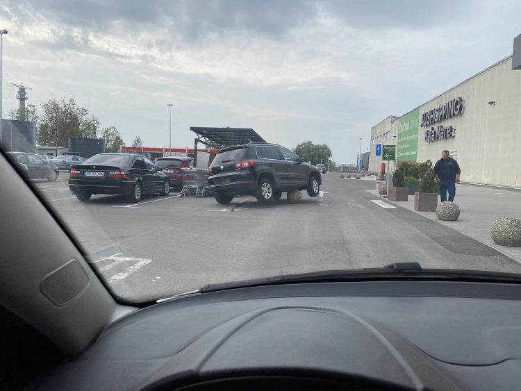 Când ai SUV, ai și putere, nu-ți trebuie nici o avere