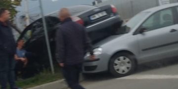 Impact între două autoturisme pe str. Mărgeanului – foto