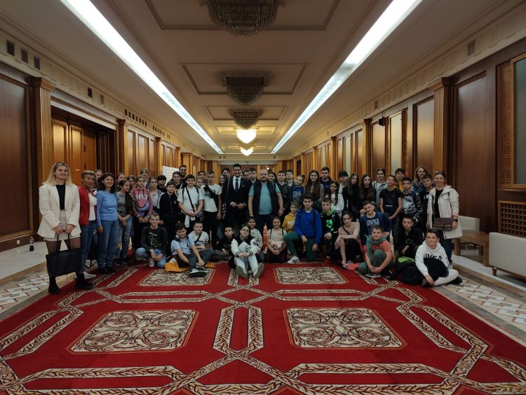 Elevii maramureșeni vizitează Parlamentul României