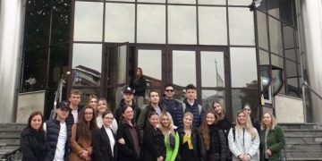 Vizită la la Judecătoria Baia Mare. Elevi „lucacişti” au asistat la judecarea unor persoane care au comis infracțiuni